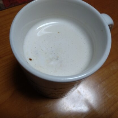 ペットボトルのほうじ茶ラテを見て「お茶に牛乳なんて」と思っていたのです。でもカフェに詳しいNicoさんが勧めるのなら～とやってみたら、大正解！すっかり毎朝飲に♡